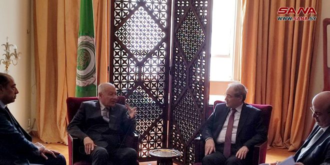 Miqdad examine avec le Secrétaire général de la Ligue arabe les développements sur les scènes arabe et régionale